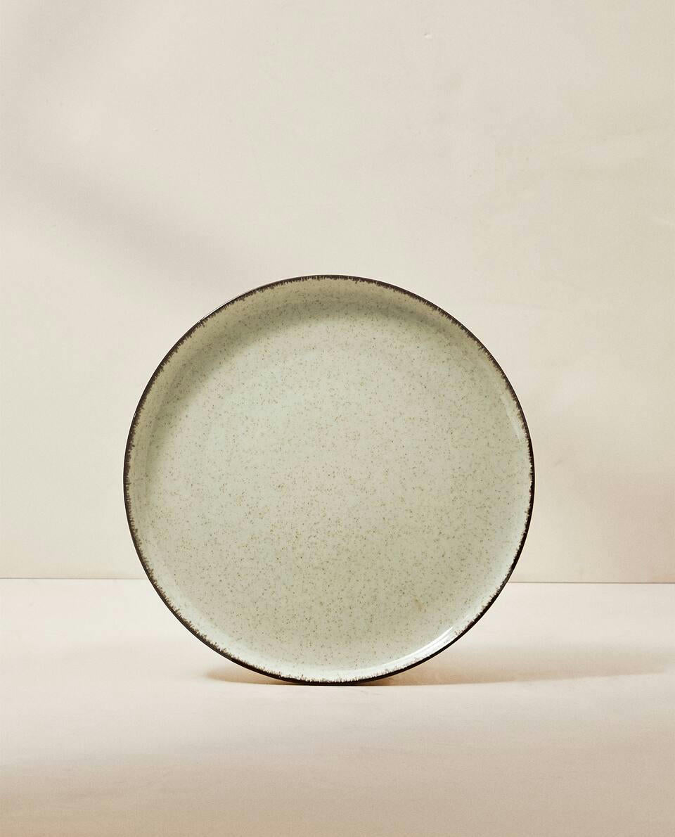 PORCELAIN TABLEWARE WITH ANTIQUE FINISH RIM