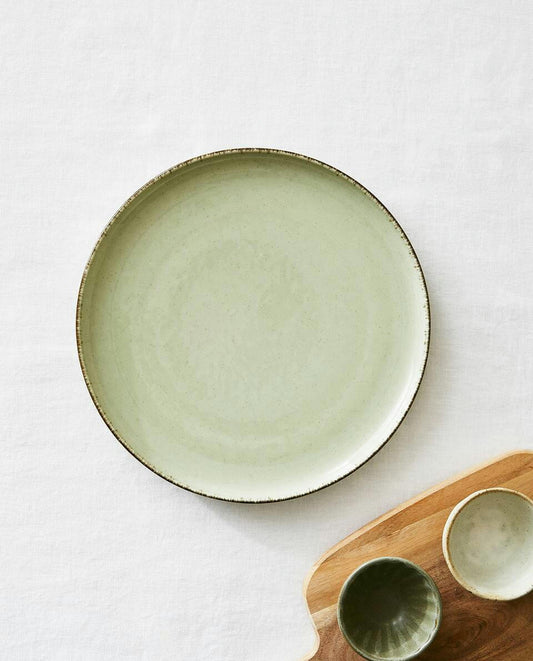 PORCELAIN TABLEWARE WITH ANTIQUE FINISH RIM