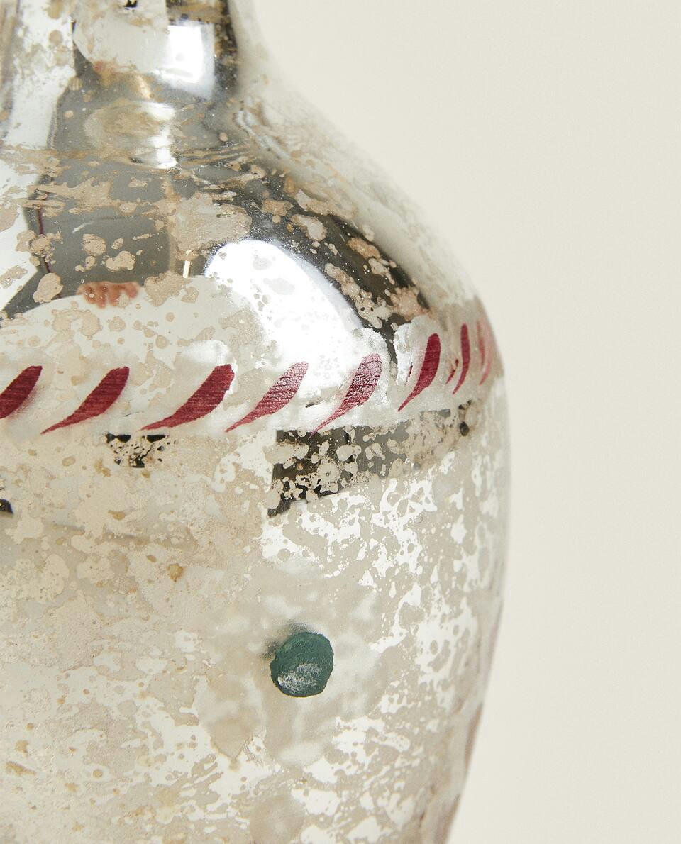 GLASS VASE WITH CHRISTMAS FLOWERS