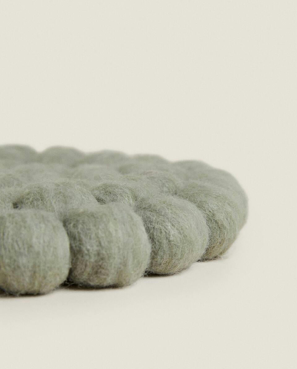 CHRISTMAS ROUND WOOL TRIVET