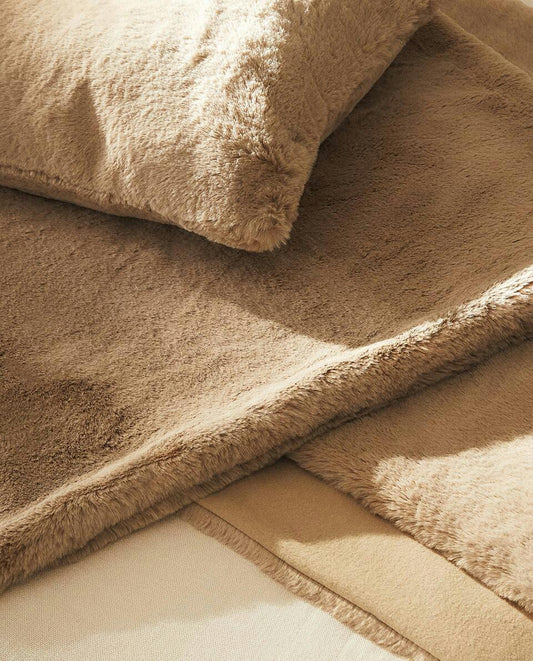 DOUBLE-TEXTURED FAUX FUR BLANKET