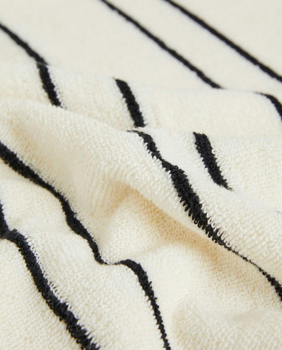 TOWEL WITH IRREGULAR STRIPE DETAIL