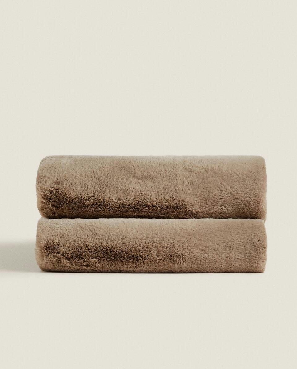 DOUBLE-TEXTURED FAUX FUR BLANKET