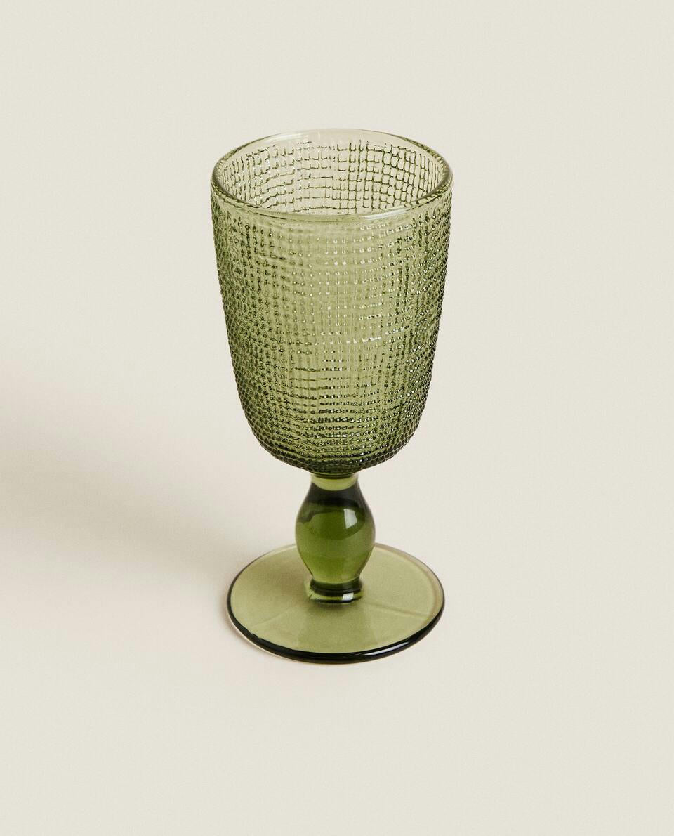 GLASS WITH RAISED DESIGN