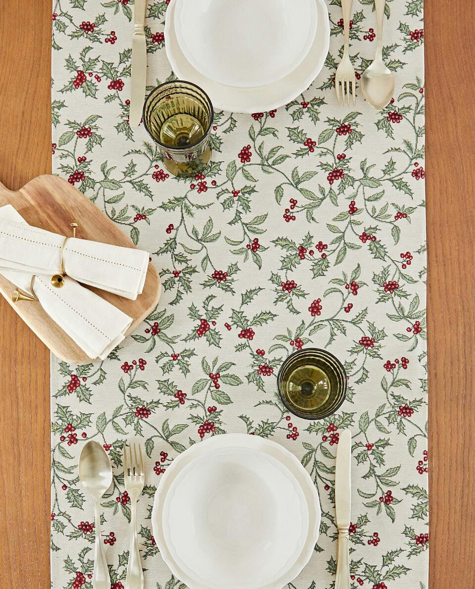 CHRISTMAS HOLLY TABLE RUNNER