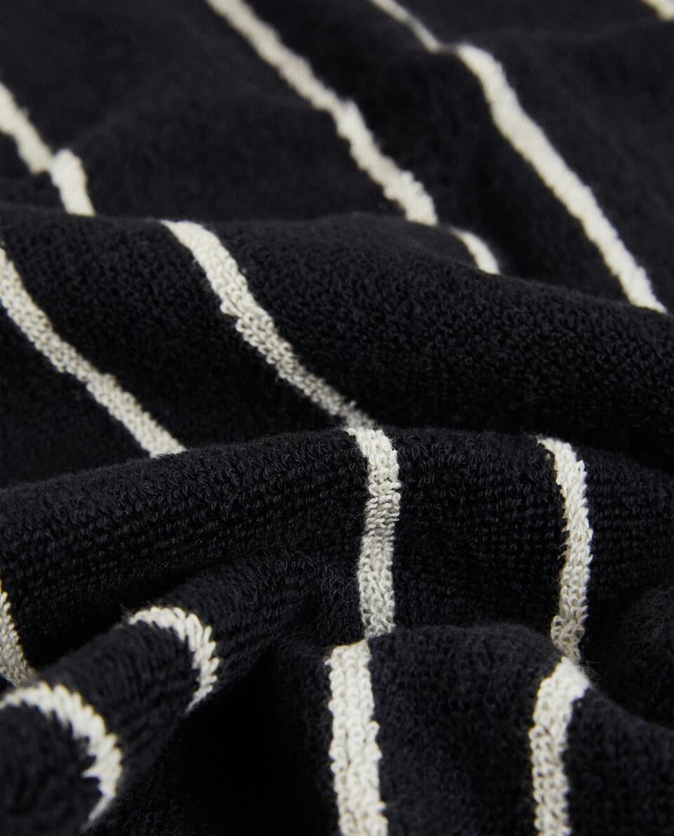 TOWEL WITH IRREGULAR STRIPE DETAIL