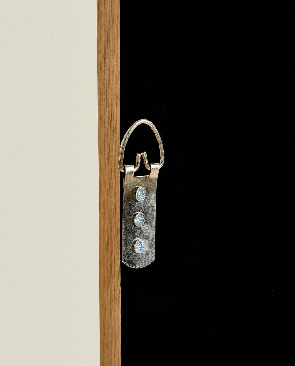 ROUND VERTICAL MIRROR WITH FRAME