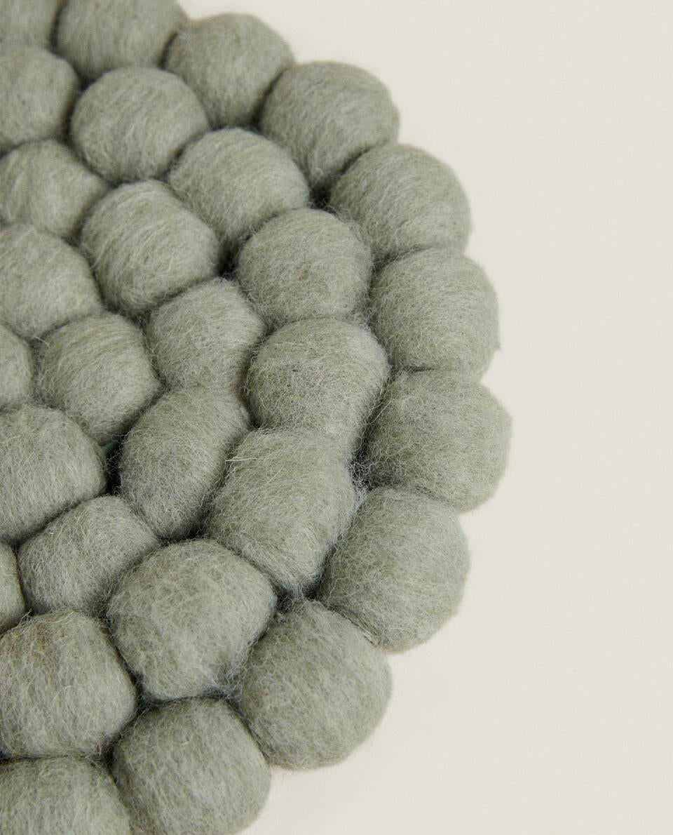 CHRISTMAS ROUND WOOL TRIVET