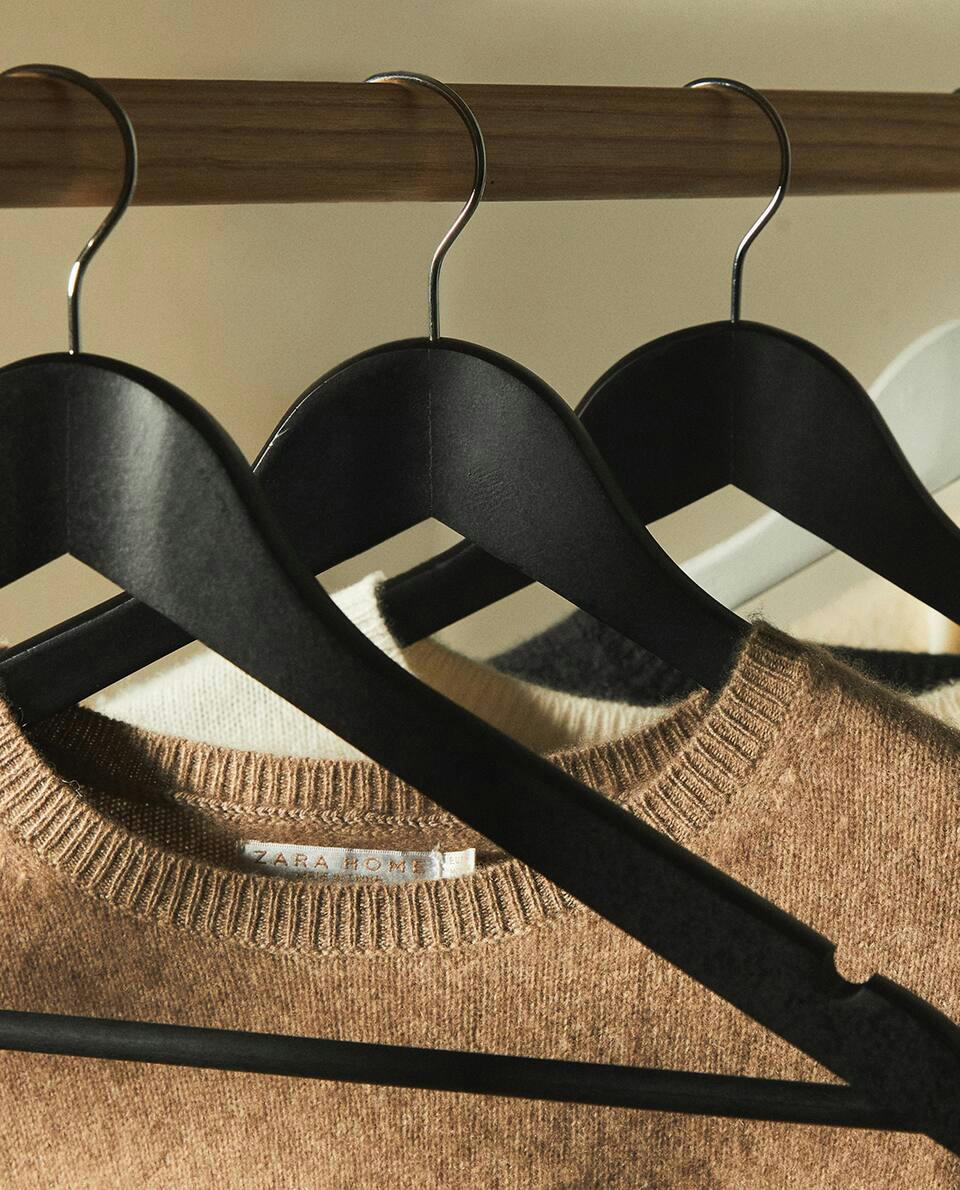 LACQUERED WOODEN HANGER (SET OF 3)