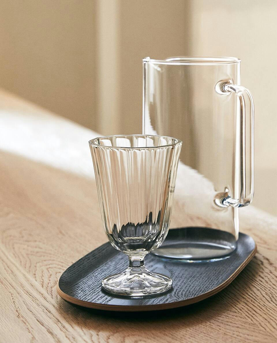 RAISED FACETED WINE GLASS