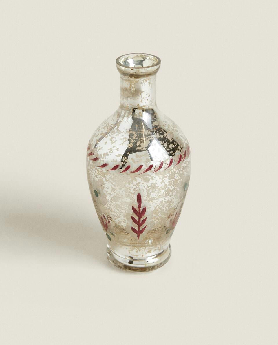 GLASS VASE WITH CHRISTMAS FLOWERS