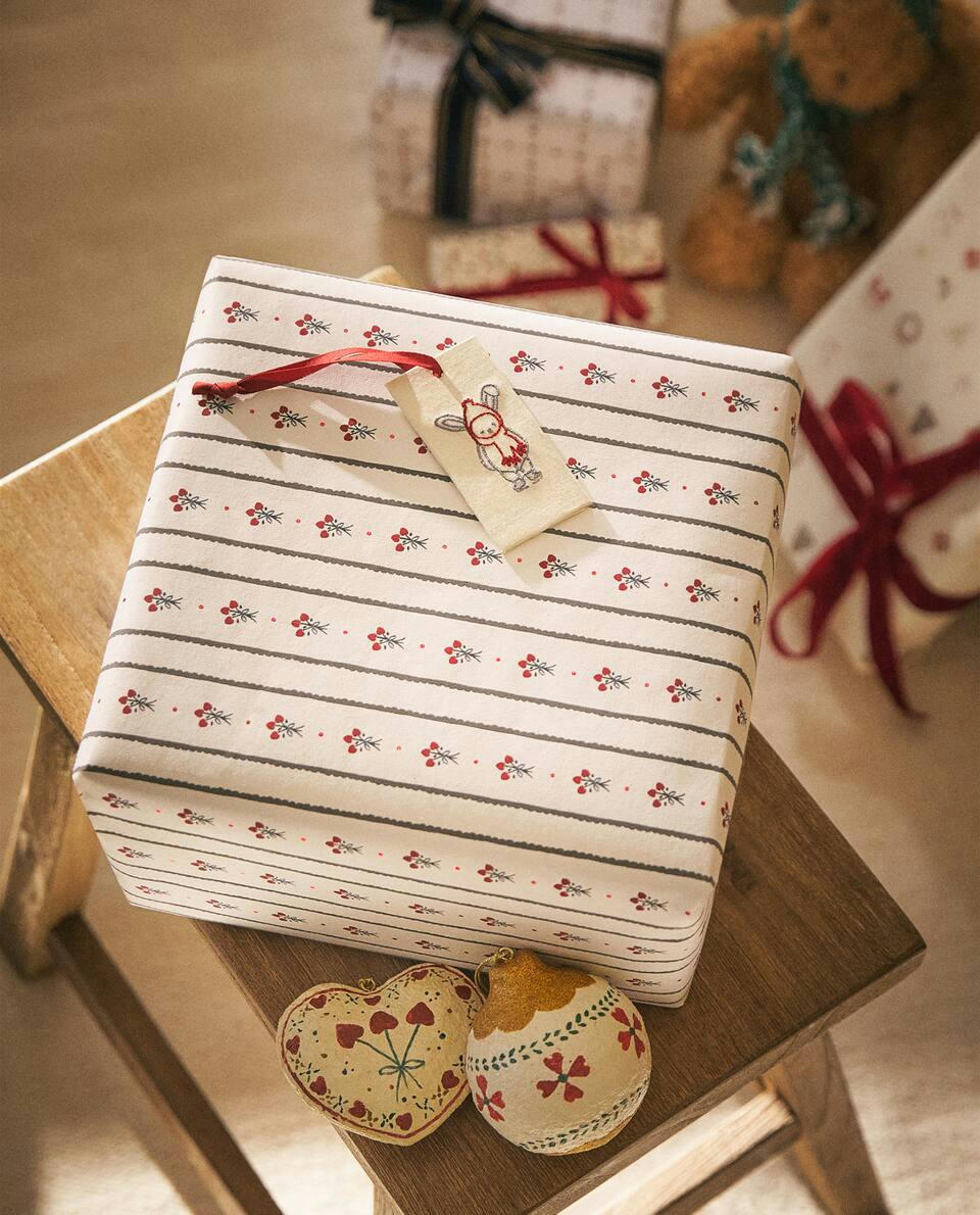 CHRISTMAS STRIPED HOLLY GIFT WRAPPING PAPER