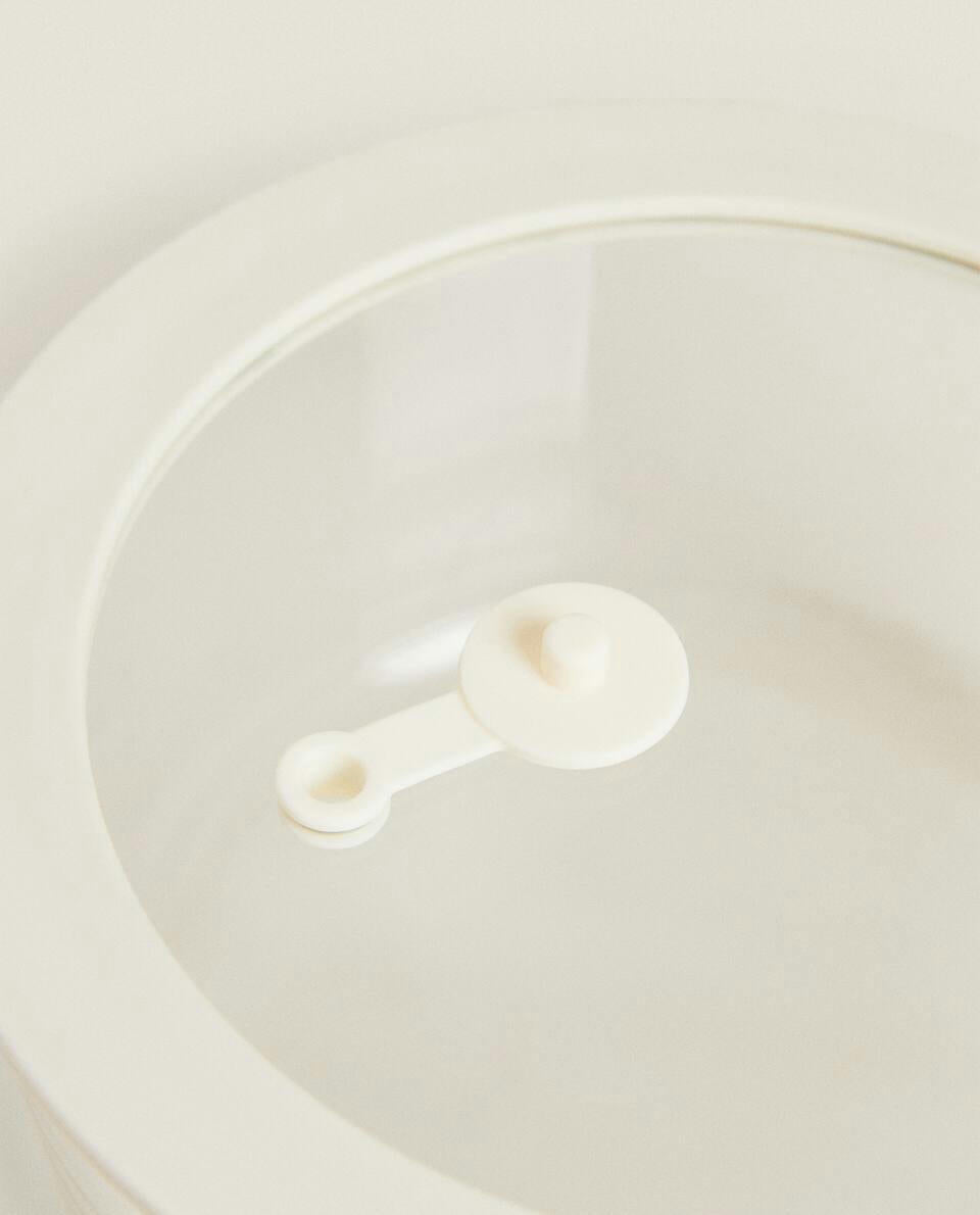 FOOD CONTAINERS