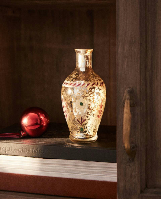 GLASS VASE WITH CHRISTMAS FLOWERS