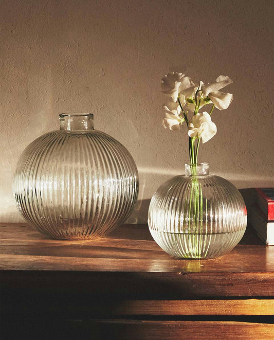 GLASS VASE WITH LINES