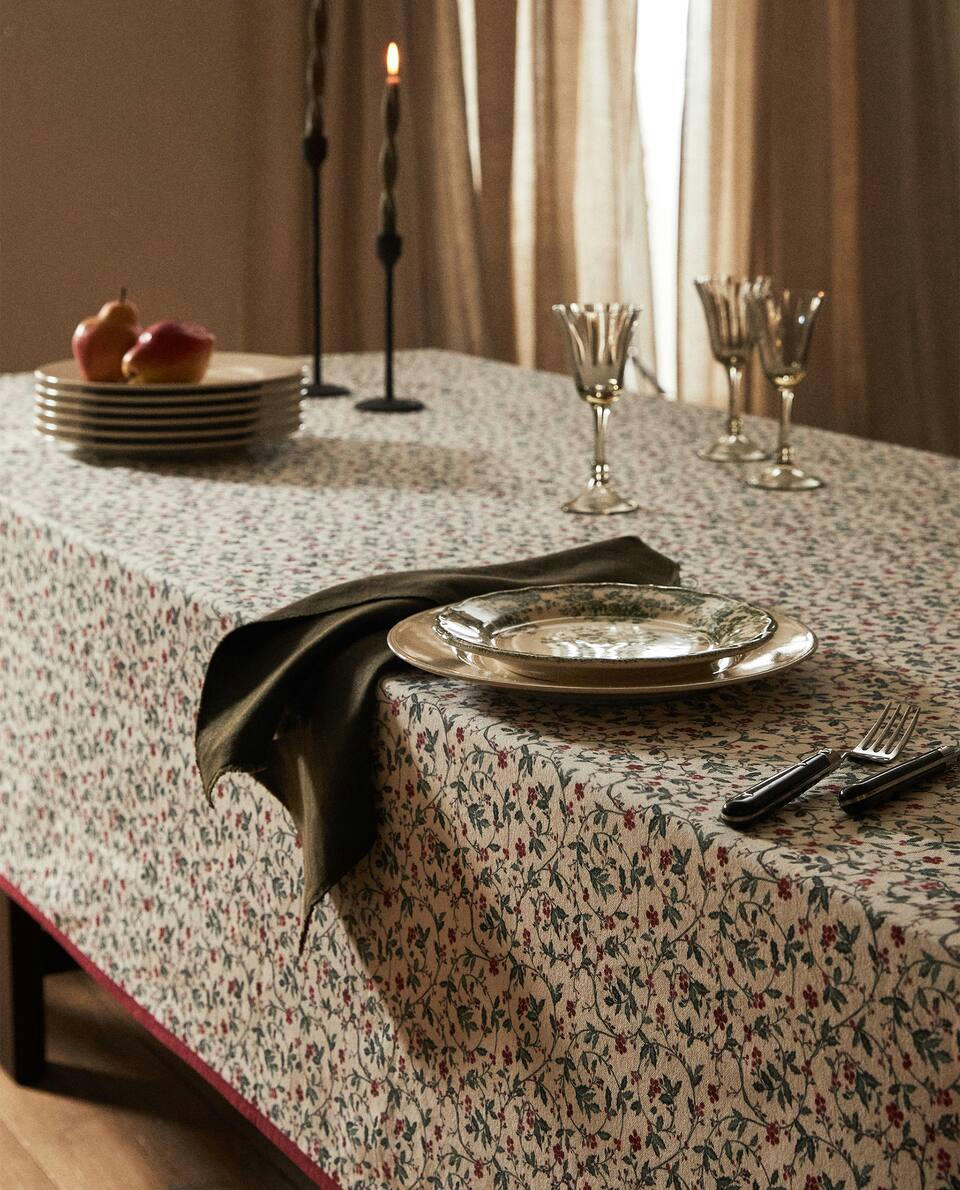 COTTON CHRISTMAS VINE TABLECLOTH