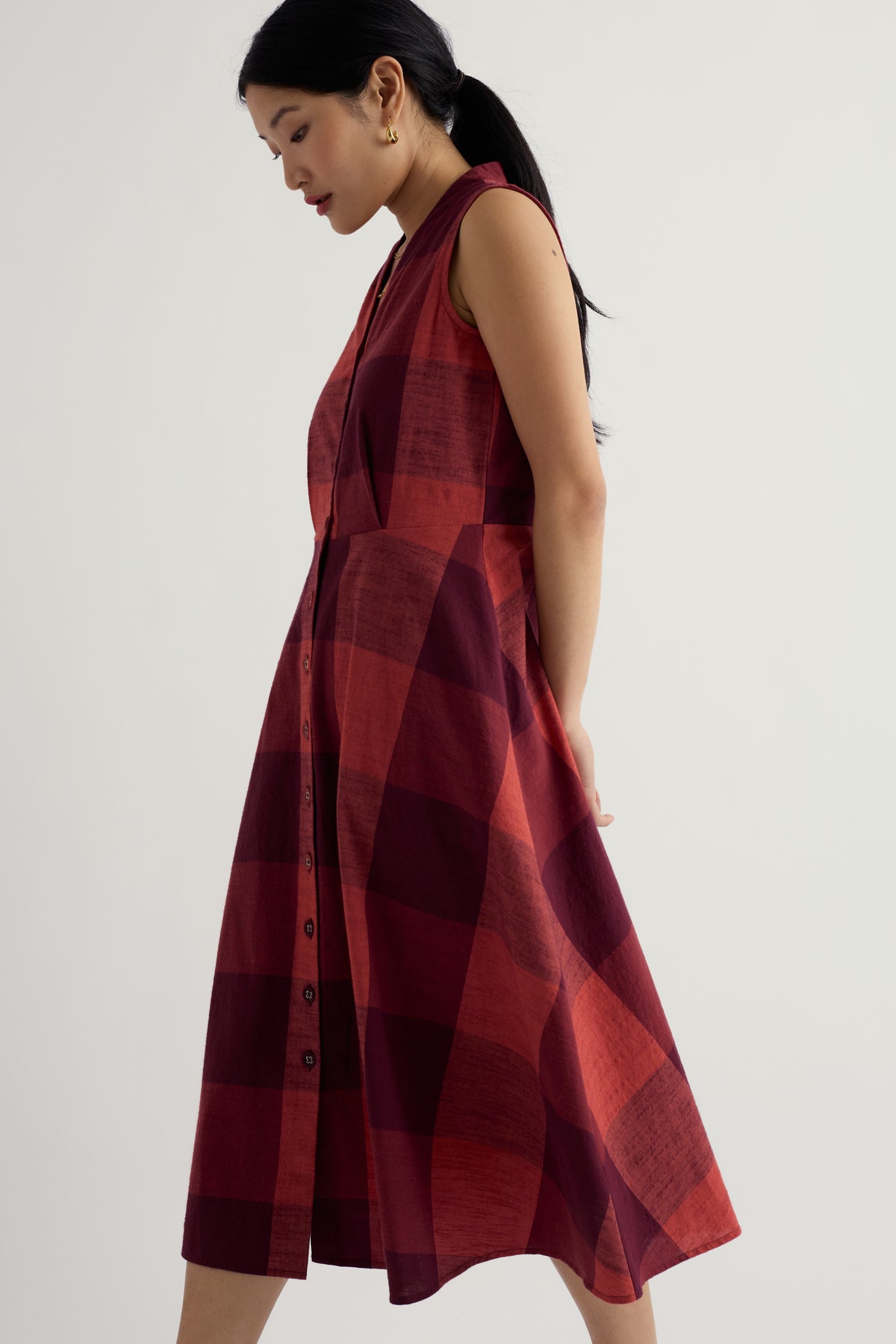 Carved Wood Sleeveless Yarn-Dyed Dress
