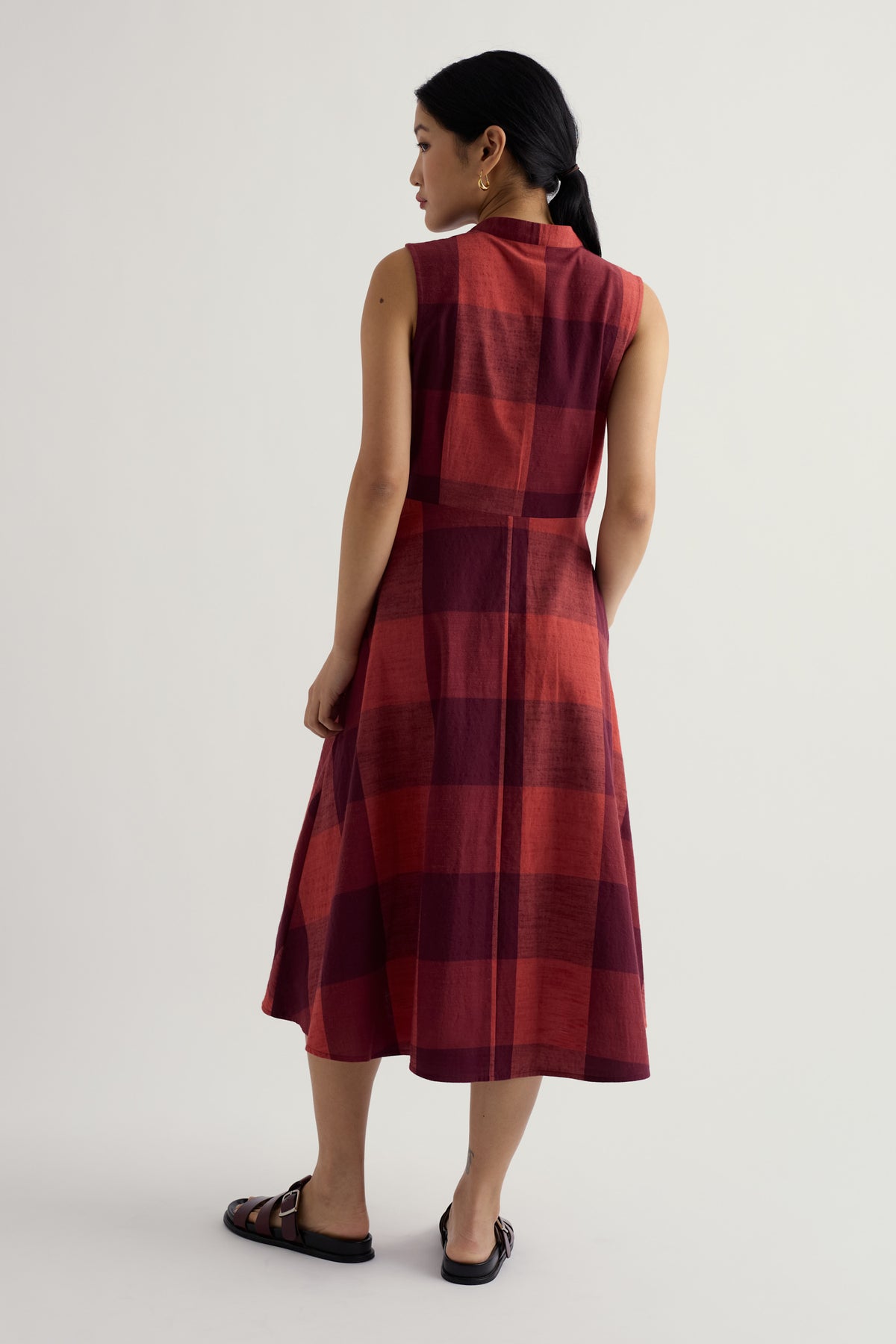 Carved Wood Sleeveless Yarn-Dyed Dress